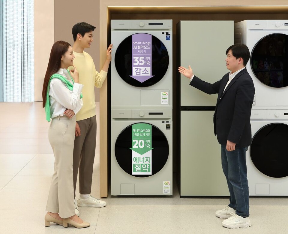 삼성스토어 대치점에서 디테일러(제품 전문 상담사)가 ‘삼성전자 에너지 세이빙 특별전’ 대상 제품을 소개하고 있는 모습. (사진=삼성전자 제공)