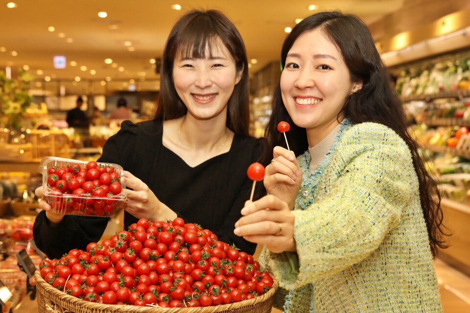 23일 서울 중구 소공동에 위치한 롯데백화점 본점 지하 1층 식품 매장에서 모델들이 '김선자 고당도 방울 토마토'를 홍보하는 모습. (사진=롯데백화점 제공)