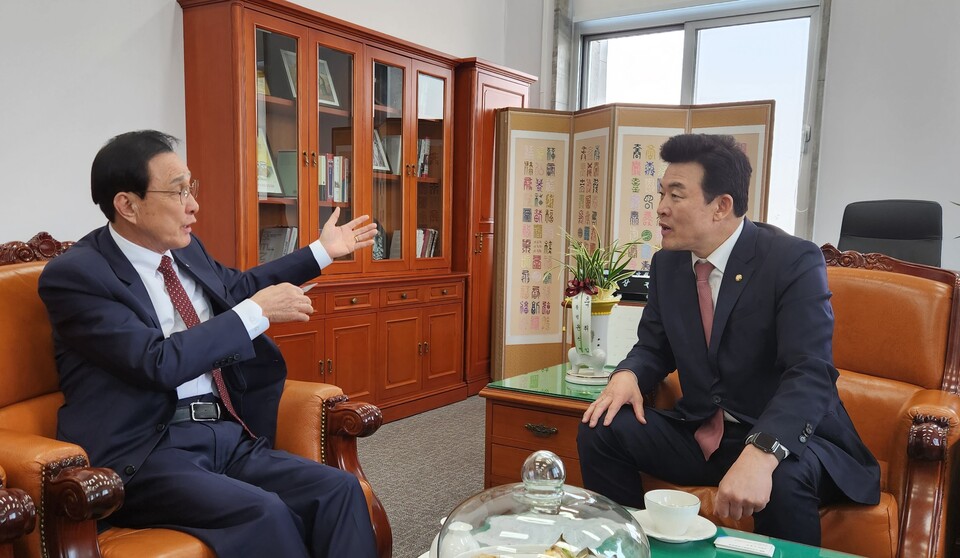 노동진 수협중앙회장 당선인(왼쪽)이 윤영석 기획재정위원장(오른쪽)에게 세제개선을 통한 어업인 경영부담 완화를 요청하고 있는 모습. (사진=수협중앙회 제공)