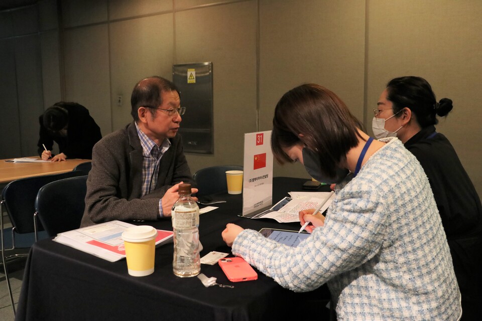 24일 오후 서울 섬유센터에서 열린 해외지사화 사업 매칭상담회에서 참여기업과 해외민간네트워크가 상담을 진행하고 있다. (사진=중진공 제공)
