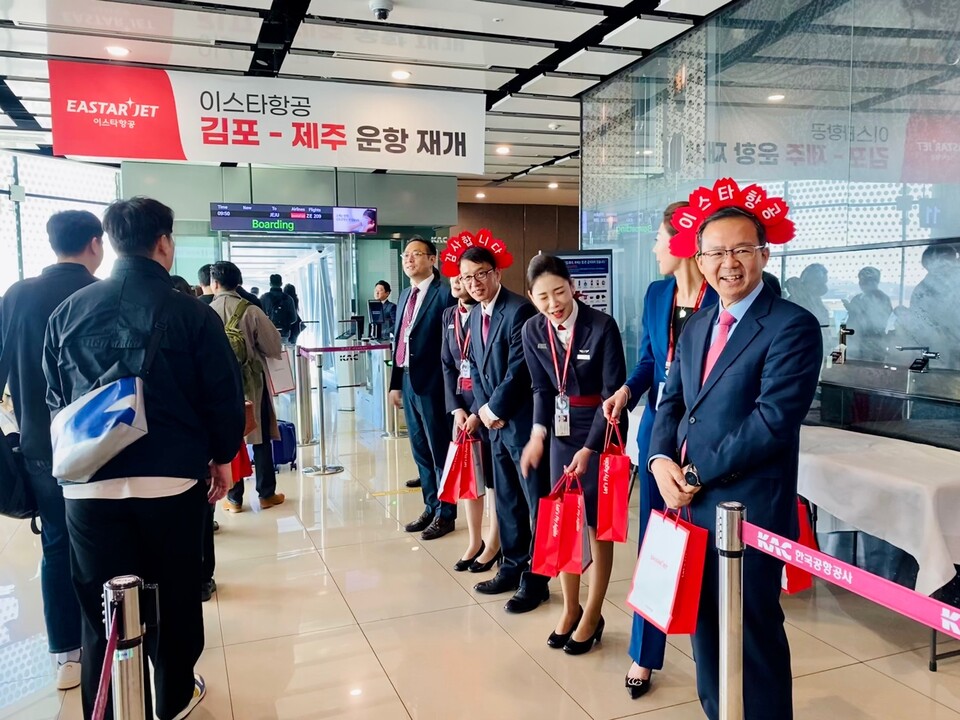 이스타항공 조중석 대표를 비롯한 임직원들이 209편 탑승객에게 감사인사를 전하고 있다. (사진=이스타항공 제공)