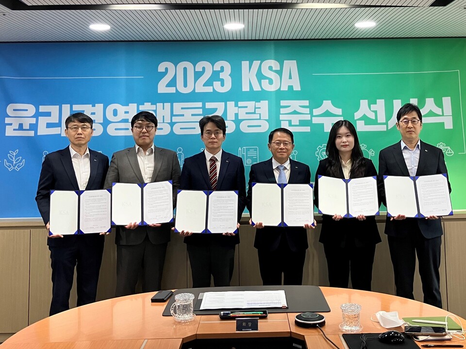 (왼쪽부터)배이열 전무이사, 권성식 센터장, 오승철 노동조합위원장, 강명수 회장, 강수인 연구원, 박병욱 전무이사가 기념촬영을 하고 있는 모습. (사진=한국표준협회 제공)