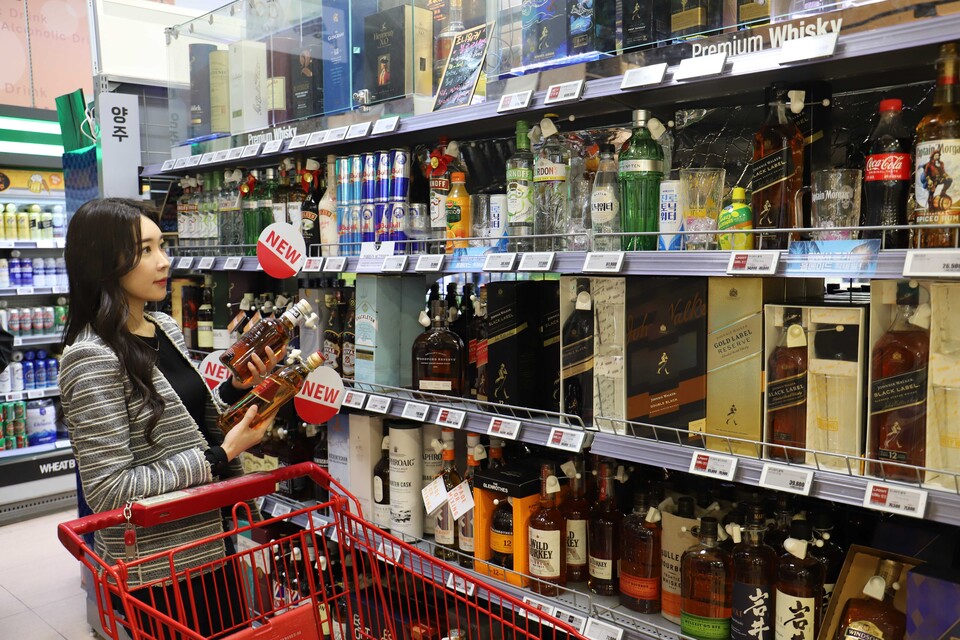 [롯데쇼핑-롯데마트] 롯데마트 서울역점 양주매장에서 양주와 하이볼 상품을 보고있는 고객(사진=제공)