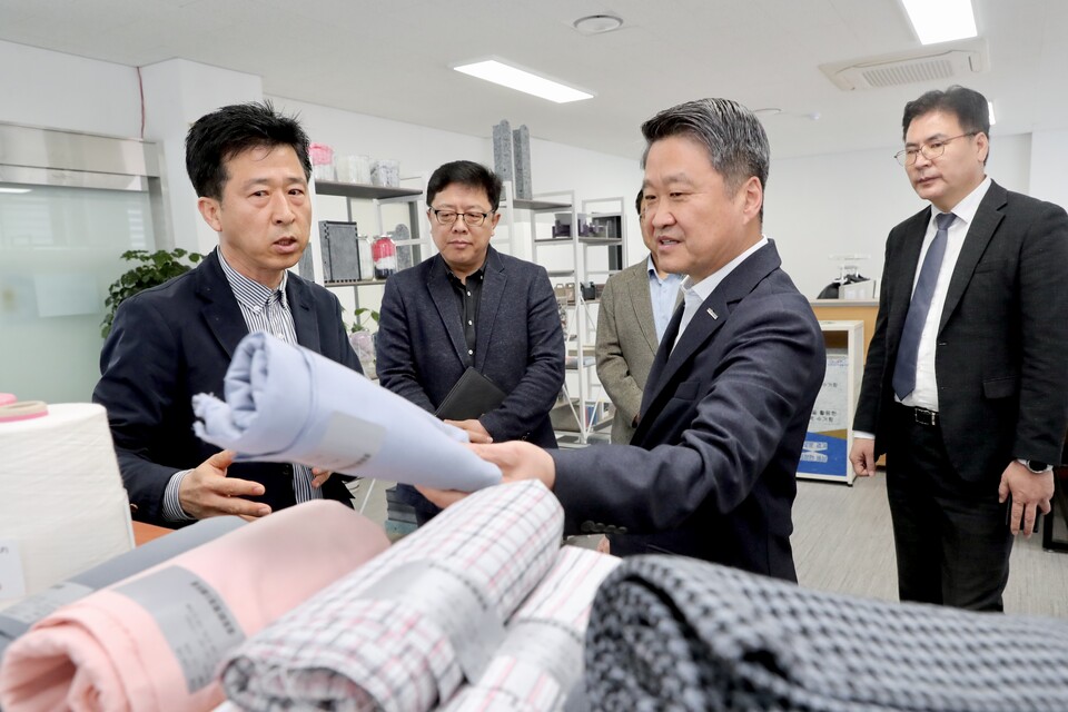 김학도 중진공 이사장이 29일 오전 서울 성북구 소재 세진플러스를 방문해 제품을 둘러보고 있다. (사진=중진공 제공)