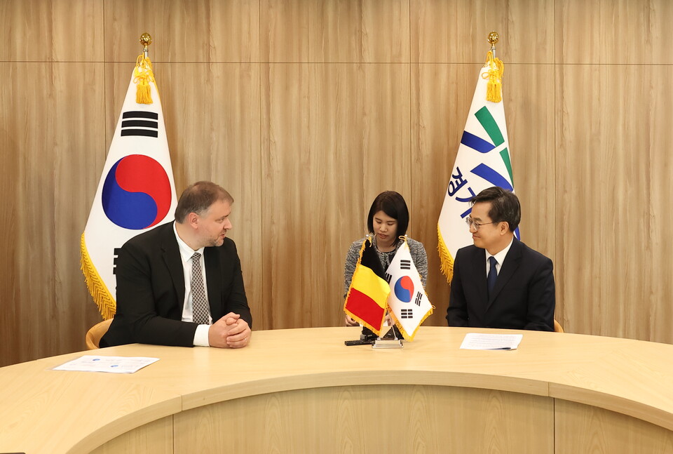 29일 오전 경기도청 5층 집무실에서 김동연 경기도지사(오른쪽)가 마틴 에커만 헤레우스일렉트로나이트 CEO(왼쪽)와 면담을 하고 있다. (사진=제공)