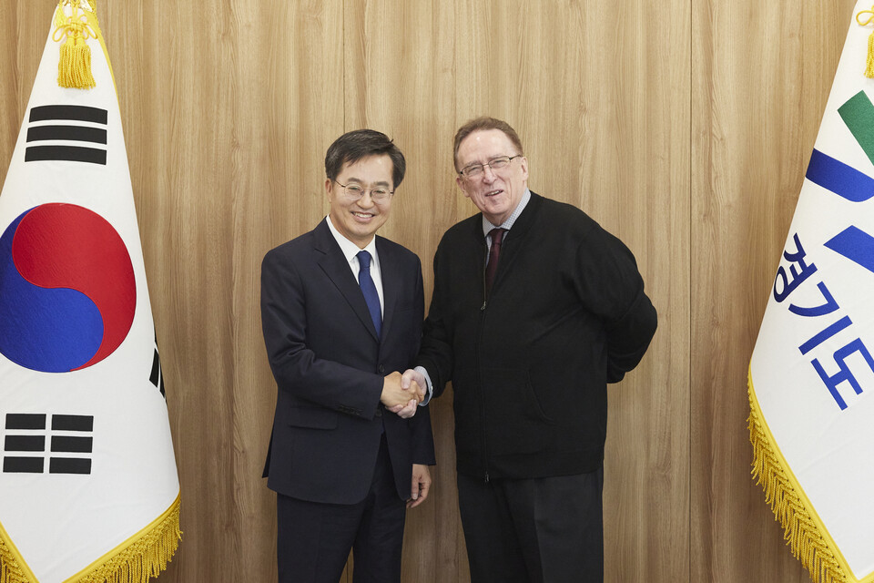29일 오후 경기도청 집무실에서 김동연 도지사(왼쪽)가 노벨평화상 수상자 존번 교수(오른쪽)를 만나 면담을 하고 있다. (사진=경기도 제공)