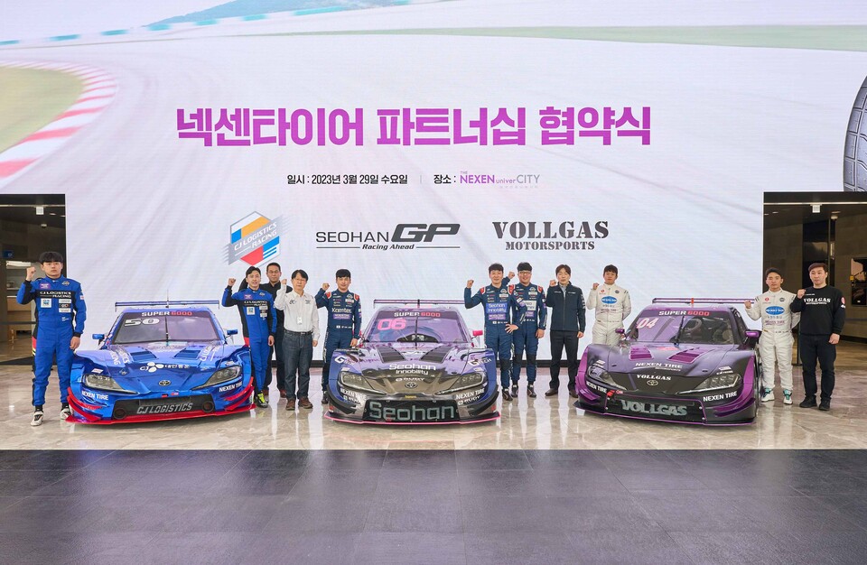 왼쪽부터 CJ로지스틱스 레이싱, 넥센타이어 이현종 사장, 서한 GP, 볼가스 모터스포츠팀 선수들이 파트너십 협약 후 기념 촬영을 하고 있다(사진=제공)