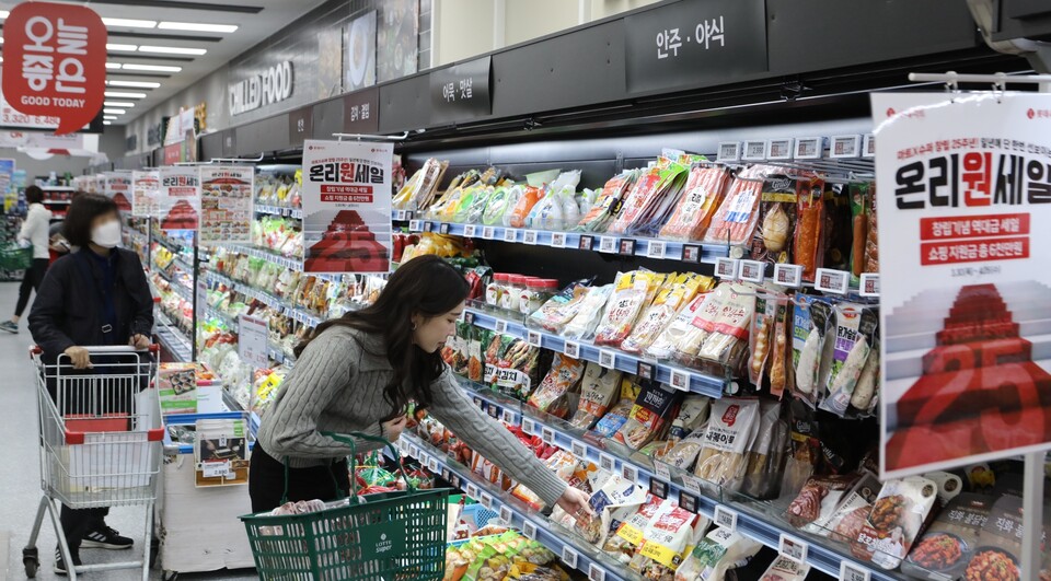 롯데슈퍼 원효로점에서 창립 행사 상품을 구매하는 모습. (사진=롯데슈퍼 제공)