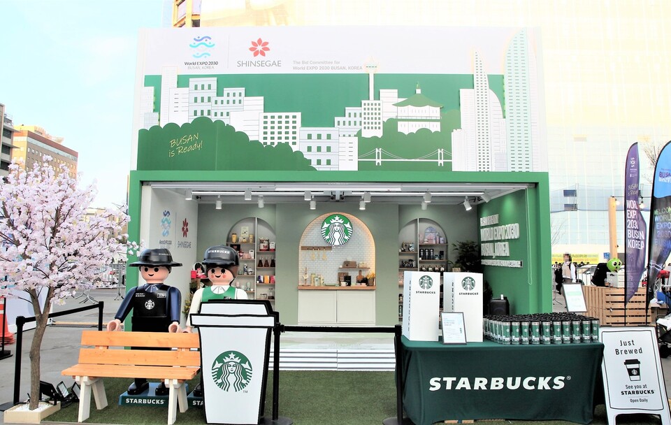 스타벅스가 부산세계박람회 유치 기원 행사인 '광화에서 빛;나이다'에 동참한다. (사진=스타벅스 제공)