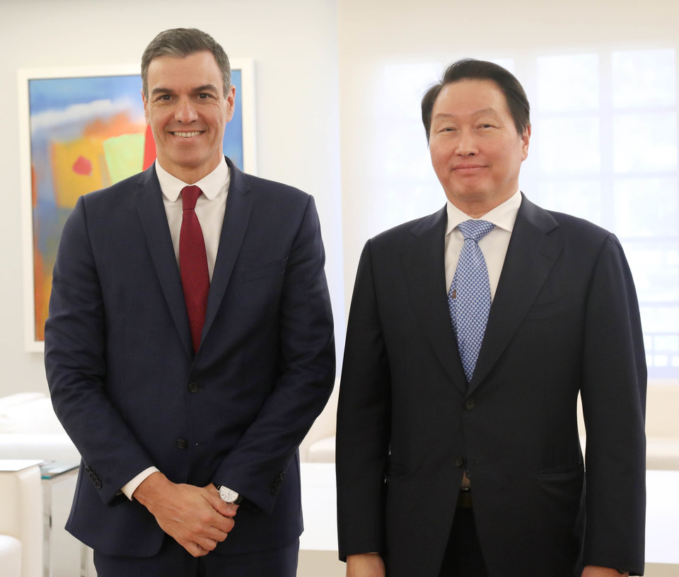 최태원 대한상공회의소 회장(오른쪽)과 페드로 산체스(Pedro Sánchez) 스페인 총리가 기념촬영을 하고 있다. (사진=제공)