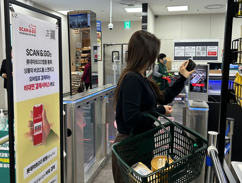롯데마트 제타플렉스에서 스캔앤고를 이용해 쇼핑하고 퇴장하는 소비자. (사진=롯데마트 제공)