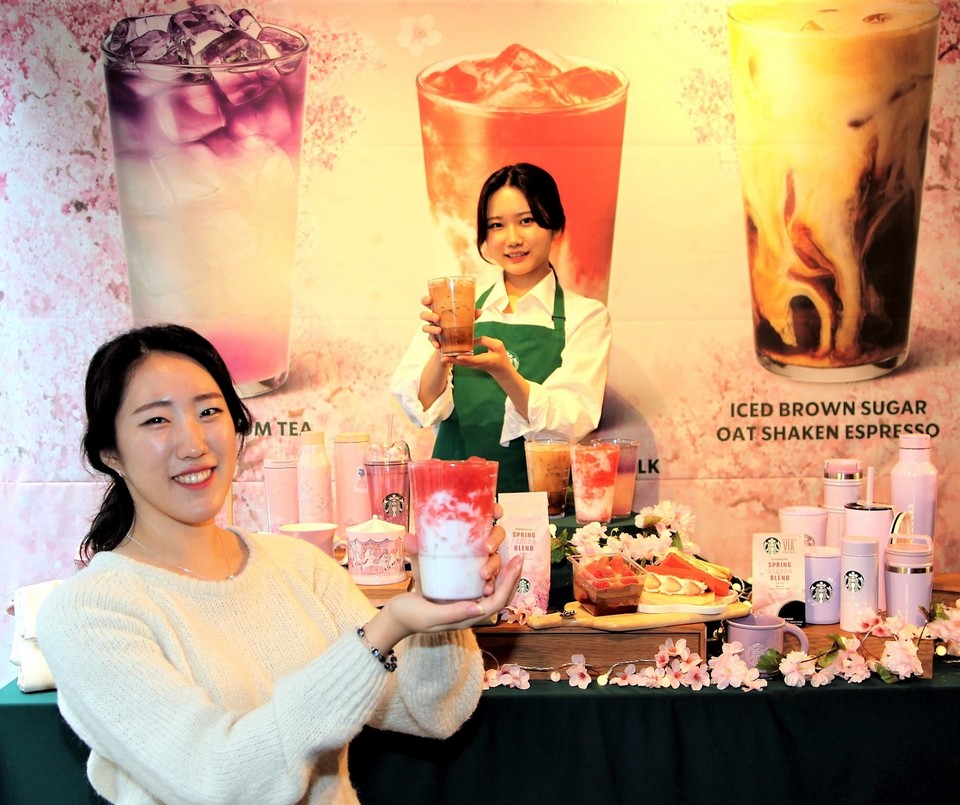 스타벅스는 국내산 설향 딸기를 활용한 봄 딸기 라떼 등 봄 신규 음료를 출시했다. (사진=스타벅스 제공)