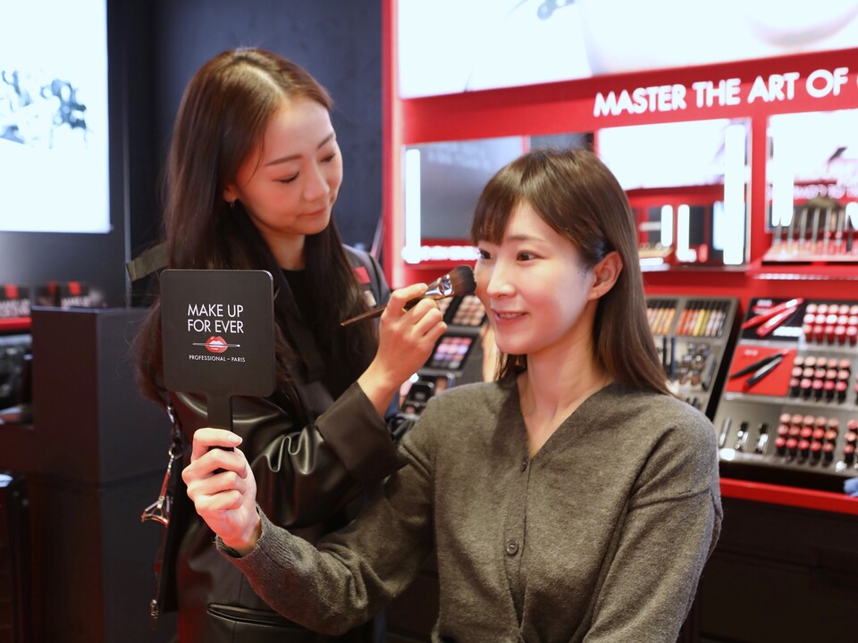 본점 메이크업포에버 매장에서 뷰티 서비스를 받고 있는 모습. (사진=롯데백화점 제공)