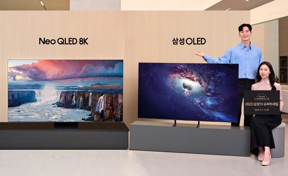 삼성전자 모델이 서울 대치동에 위치한 삼성스토어 대치점에서 ‘2023 삼성 TV 슈퍼빅세일’을 소개하고 있는 모습. (사진=삼성전자 제공)