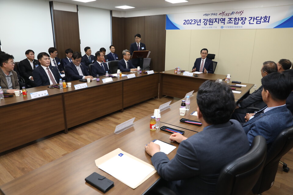 노동진 수협중앙회장(가운데)이 7일 포항수협에서 '경북지역 조합장 간담회'를 열고, 어업인들을 위한 지원방안을 모색하고 있다. (사진=수협중앙회제공)