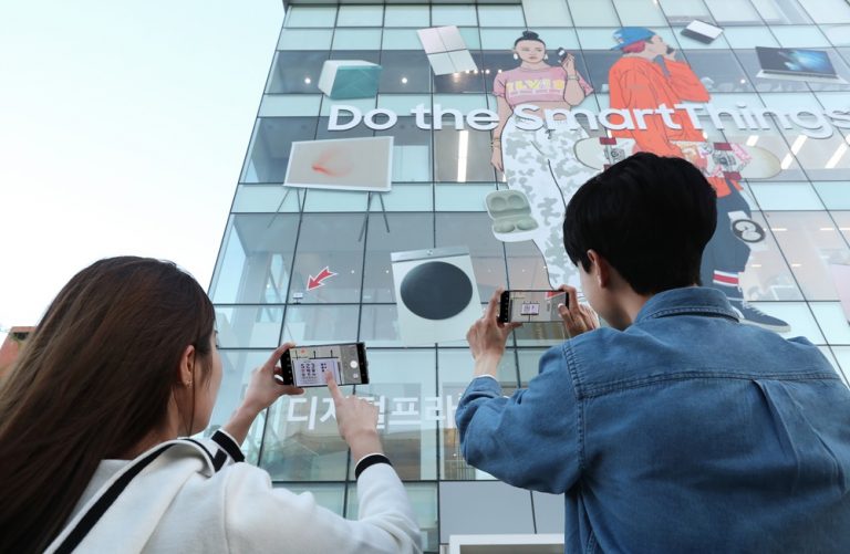 8일, 삼성스토어 일산점에 설치된 초소형 옥외광고 ‘갤럭시력표’의 모습. A4 절반 정도 크기로 갤럭시 S23 울트라 카메라의 100배 줌 기능을 이용해 촬영이 가능하다. (사진=삼성전자 제공)