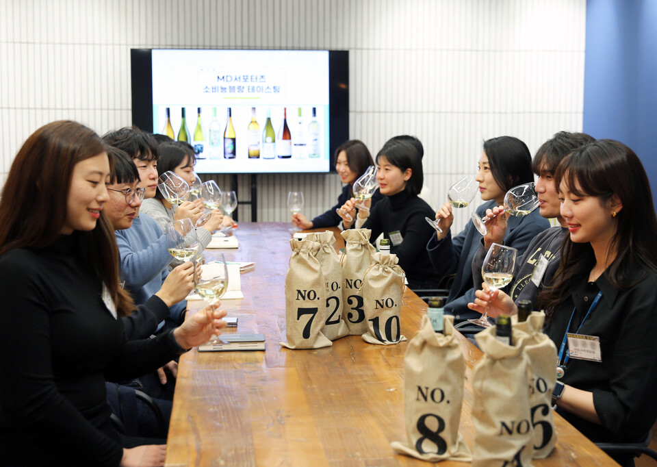 GS25 ‘MD서포터즈’ 20대 직원들이 쇼비뇽블랑 블라인드 테스트를 진행하고 있다. (사진=GS리테일 제공)
