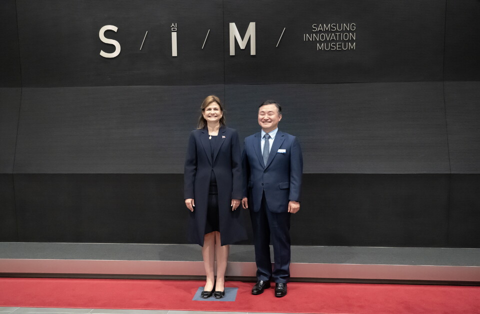 삼성전자 MX사업부장 노태문 사장(오른쪽)이 6일 경기도 수원시 소재 삼성이노베이션뮤지엄을 방문한 라켈 페냐 도미니카공화국 부통령(왼쪽)을 접견했다. (사진=삼성전자 제공)