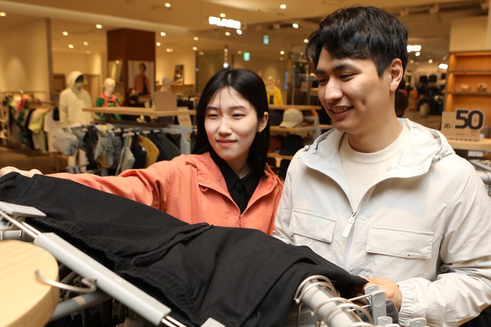 롯데아울렛 서울역점 스노우피크 매장에서 쇼핑하는 모습. (사진=롯데아울렛 제공)