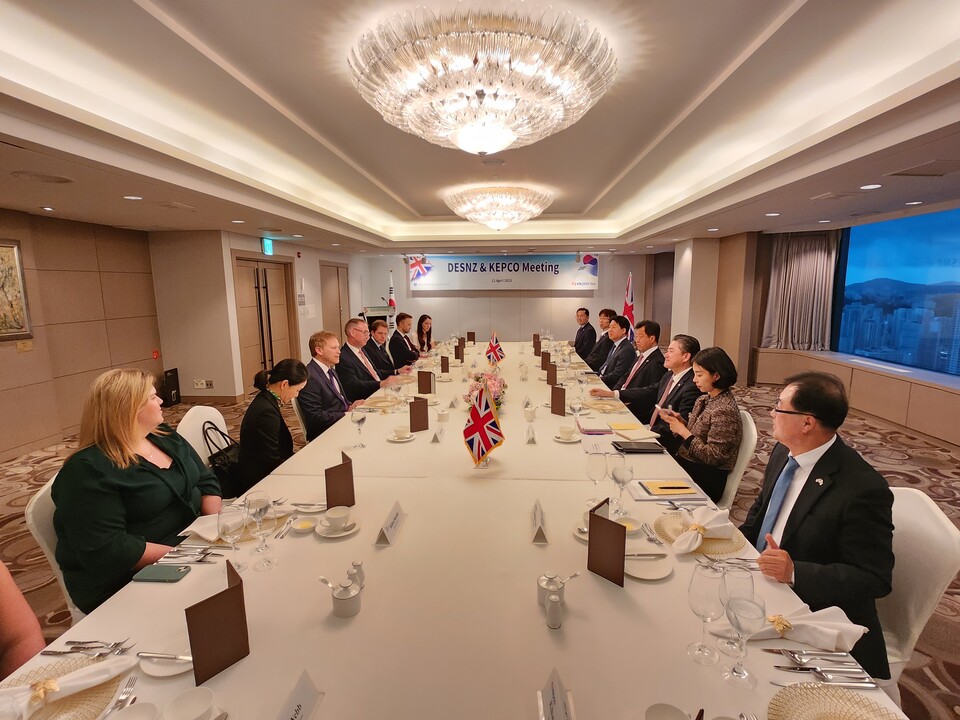 정승일 한전 사장(오른쪽 세 번째)과 그랜트 샵스 에너지안보탄소중립부 장관(왼쪽 세 번째)이 영국 신규 원전사업을 포함한 에너지 전 분야 협력 방안을 논의하는 장면(사진=제공)