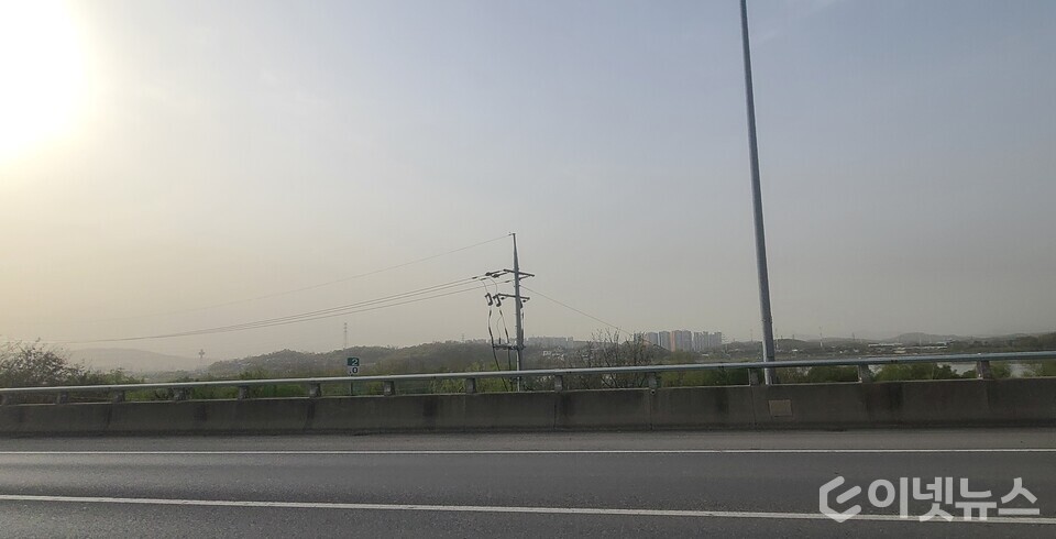 미세먼지로 뒤덮인 서울 하늘. (사진=이넷뉴스)