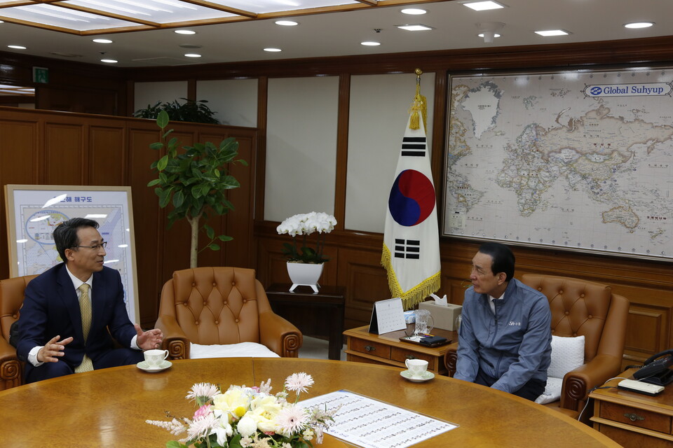 노동진 수협중앙회장(오른쪽)과 우동식 국립수산과학원장(왼쪽)이 14일 수협중앙회 본부에서 수산식품개발, 수산통계, 사료개발 등 전방위적인 상호 협력 방안을 논의하고 있다. (사진=수협중앙회 제공)