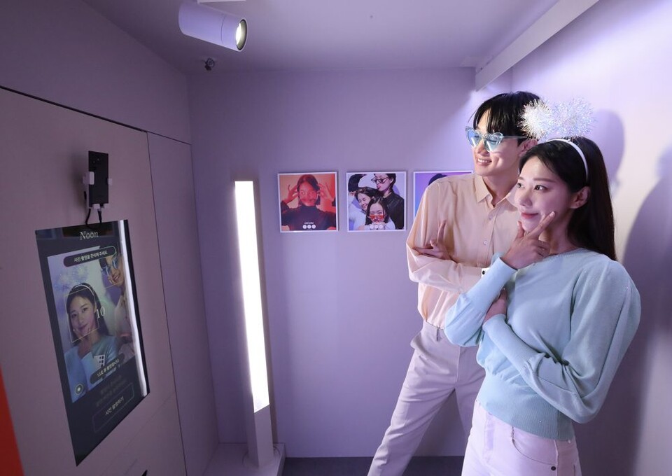 19일 서울 코엑스에서 열린 ‘2023 월드IT쇼’ 삼성전자관에서 관람객들이 포토부스에서 ‘갤럭시 S23’ 시리즈와 함께 감각적인 셀피를 촬영하고 있다. (사진=삼성전자 제공)