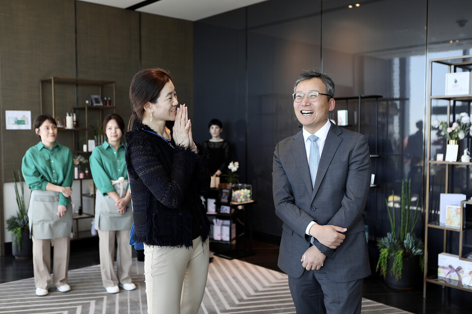 슬로우레시피SWOOP(숲) 미국 LA 팝업 행사장에 참석 중인 조현민 사장(왼쪽)(사진=제공)