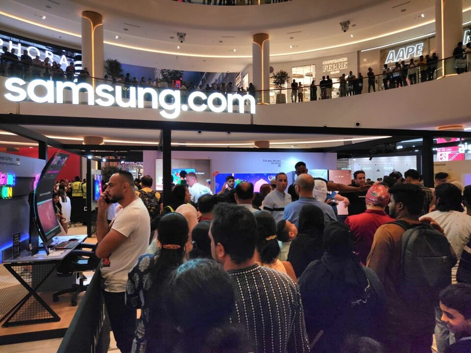 팝업스토어를 찾은 현지 소비자들이 스마트싱스 기반의 다양한 제품간 연결 경험을 비롯한 삼성전자 최신 제품을 체험하고 있는 모습. (사진=삼성전자 제공)