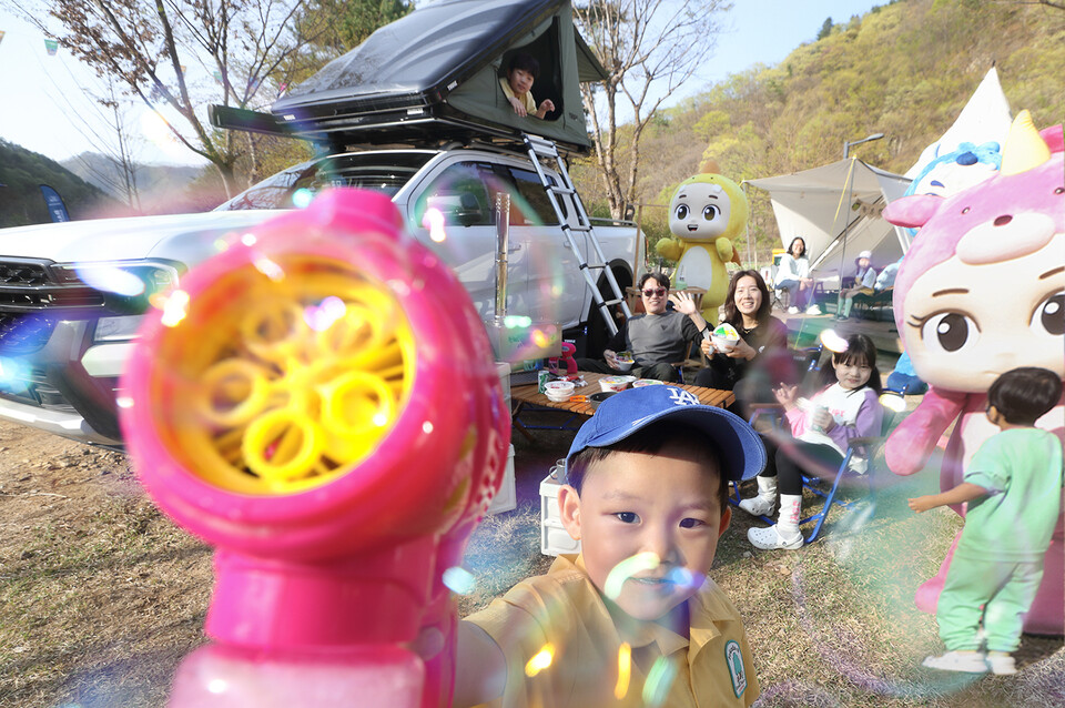 KT 키즈랜드 전용캠핑장 '횡성 병지방 오토캠핑장'에서 진행되는 스페셜캠핑에서 KT 가족 고객이 캠핑을 즐기고 있는 모습. (사진=KT 제공)