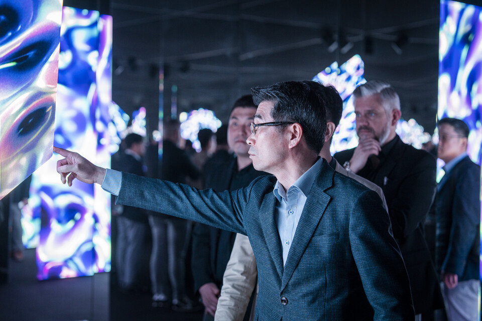 오퍼짓 유나이티드(Opposites United) 전시를 관람하는 기아 송호성 사장. (사진=기아 제공)