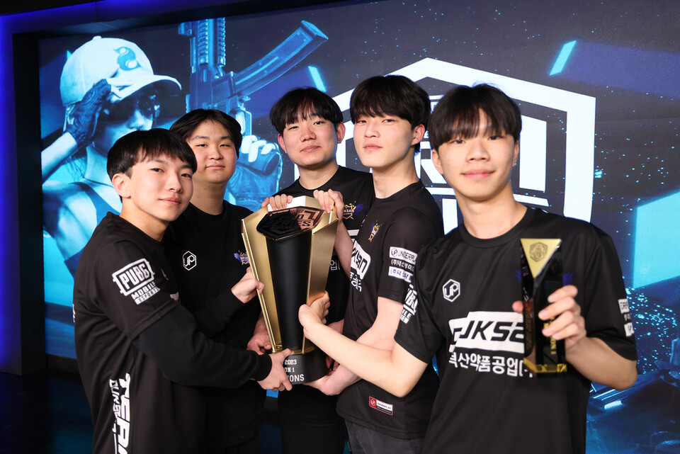 PMPS 2023 시즌 1 우승 팀 '덕산 이스포츠'가 기념 사진을 촬영하고 있다. (사진=크래프톤 제공)