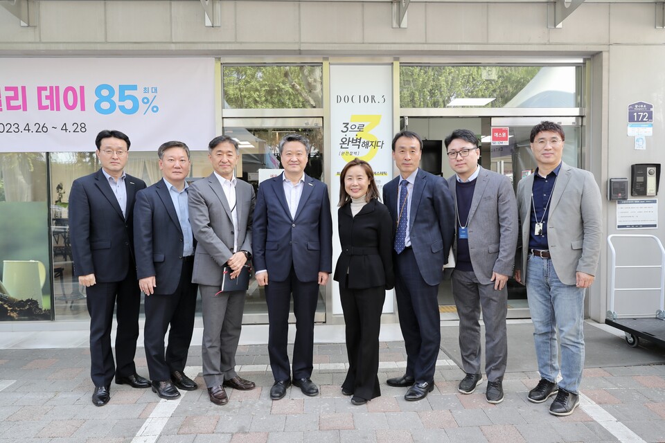 김학도 중진공 이사장(왼쪽에서 네번째)이 박혜린 (주)에이엠에스바이오 대표(왼쪽에서 다섯번째) 등 관계자들과 26일(수) 기업 현장 방문 후 기념촬영을 하고 있다. (사진=중진공 제공)