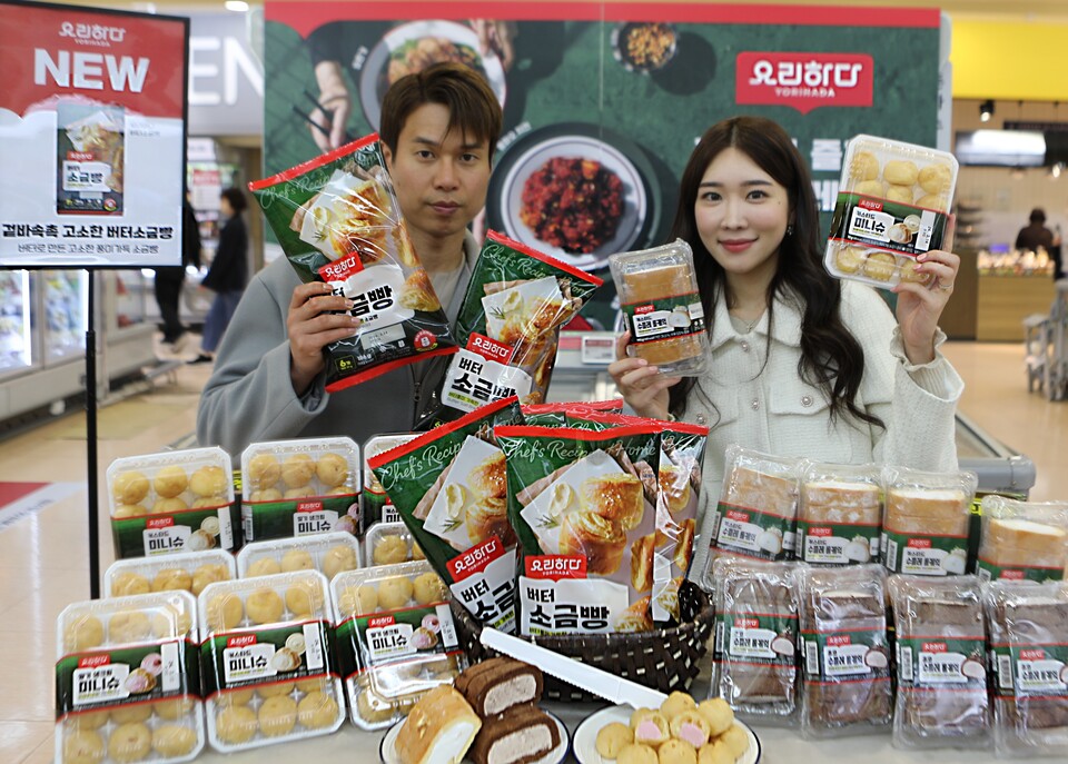 롯데마트 서울역점에서 요리하다 디저트 5종을 홍보하는 모습. (사진=롯데마트 제공)