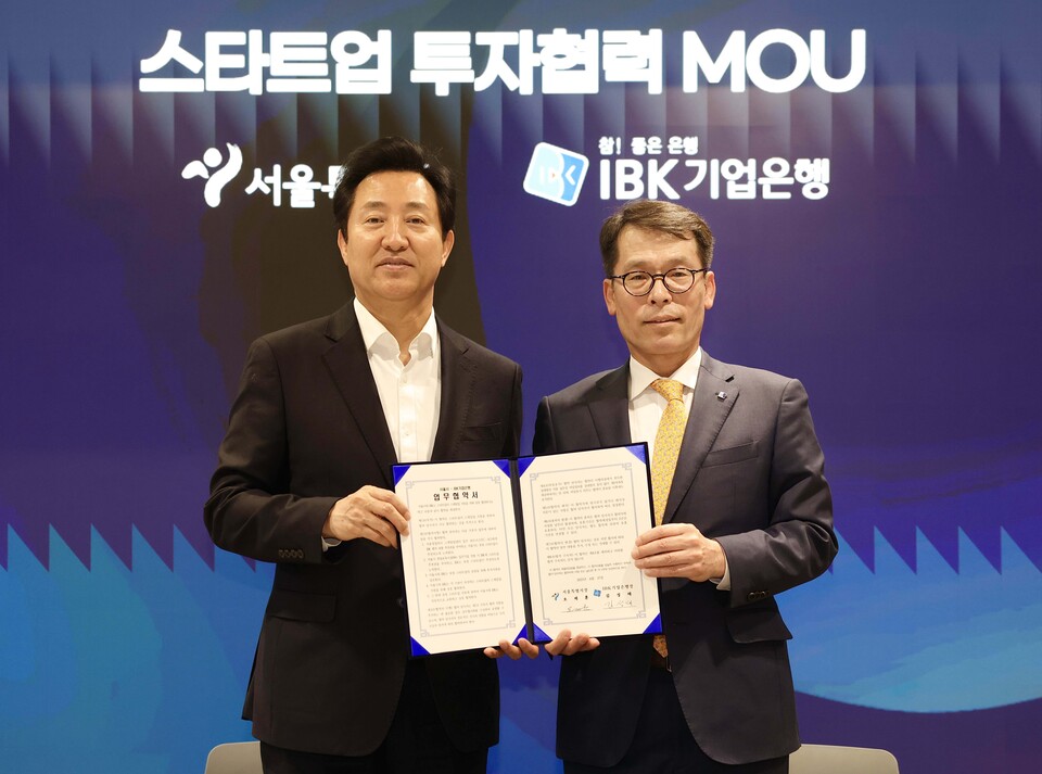 27일 서울창업허브 스케일업센터에서 열린 ‘스타트업의 스케일업 지원을 위한 업무협약식’에서 김성태 IBK기업은행장(오른쪽)과 오세훈 서울시장(왼쪽)이 협약식을 마치고 기념촬영을 하고 있는 모습. (사진=기업은행 제공)