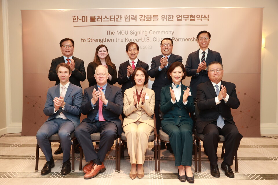 (앞줄 왼쪽부터)Johannes Fruehauf 랩센트럴 사장, David Brown 매사추세츠 종합병원 원장, 이영 중소벤처기업부 장관, 이인실 특허청장, 김성훈 재미한인특허변호사협회 회장, 뒷줄 왼쪽부터 이재홍 중소기업 기술정보진흥원 원장, Arpa Garay 모더나 임원, 이광형 KAIST 총장, 손용욱 한국발명진흥회 상근부회장, 김용선 한국지식재산 보호원 원장. (사진=중기부 제공)