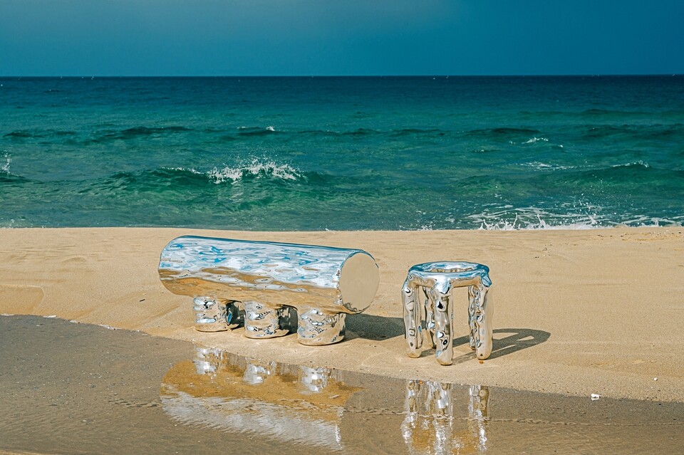 [사진_Sub1_작품] 최동욱 Crest and Trough series, Bench FRP유리섬유강화플라스틱 Chrome coatW1250 x D390 x H500mm 2021(사진=제공)