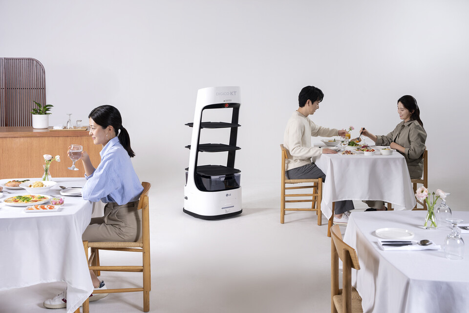 LG전자에서 제작한 차세대 KT AI 서비스로봇. (사진=KT 제공)