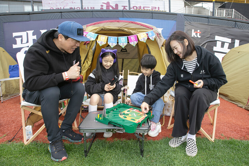 KT 고객들이 수원 KT위즈파크에서 키즈랜드 그라운드 캠핑을 즐기는 모습. (사진=제공)