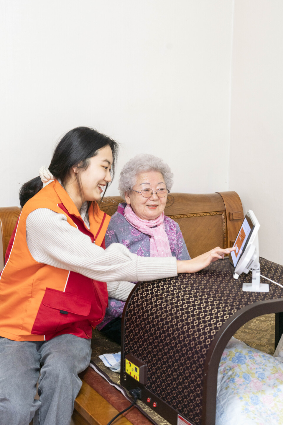 서울 성동구의 한 가정에서 AI 돌봄 서비스를 이용하는 장면. (사진=SK텔레콤 제공)