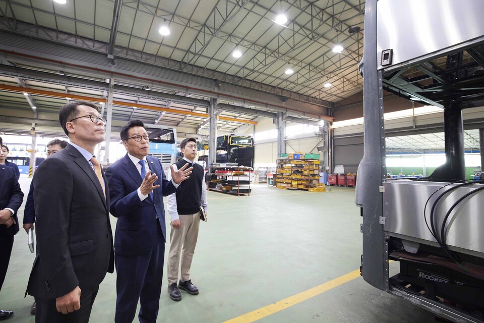 지난 9일 김성태 IBK기업은행장이 경기남부지역을 방문해 ‘CEO 현장소통‘의 시간을 갖고 영업점 직원들과 대화하고 있는 모습. (사진=기업은행 제공)