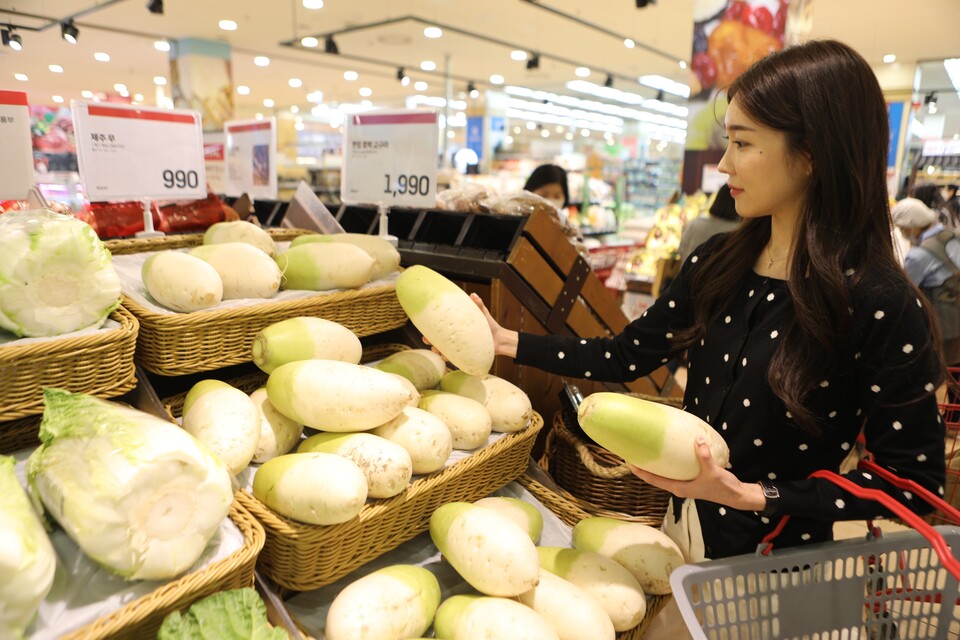 롯데마트 서울역점에서 상생 무를 구매하고 있는 모습. (사진=롯데마트 제공)