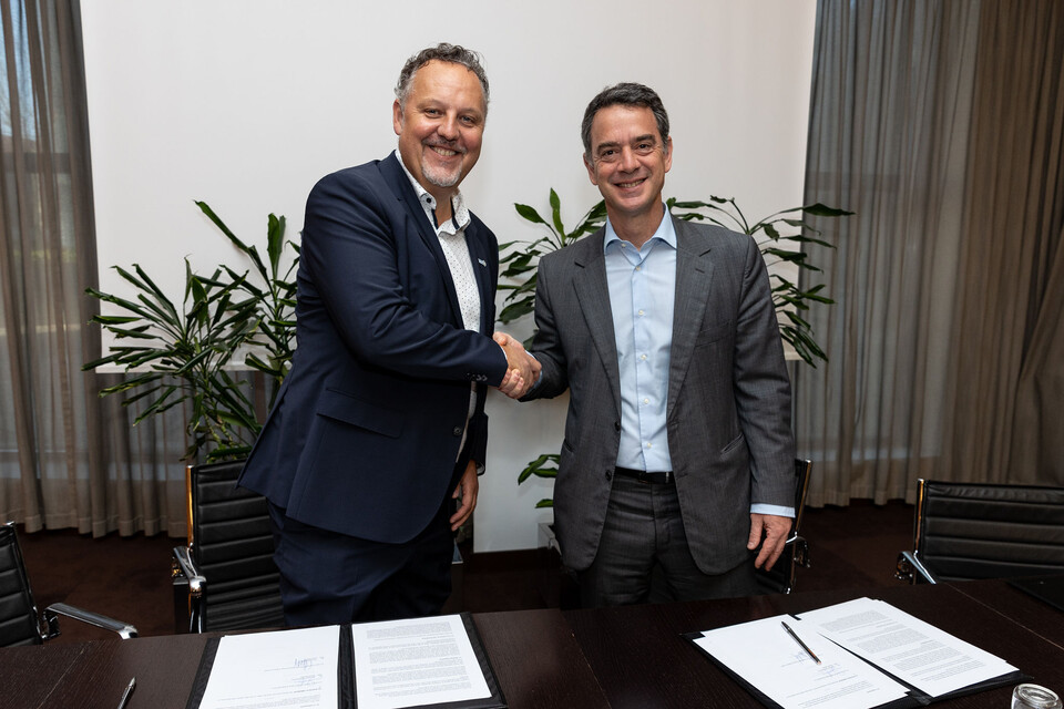 토마스 홀버그(Thomas Holberg) 테스 지속가능배터리유닛 글로벌부사장(VP, 왼쪽)과 조르지오스 파파드미트리우(Georgios Papadmitriou) 갈프 재생에너지∙신사업 부사장(EVP, 오른쪽)이 협약 체결 후 기념촬영을 하고 있는 모습. (사진=SK에코플랜트 제공)