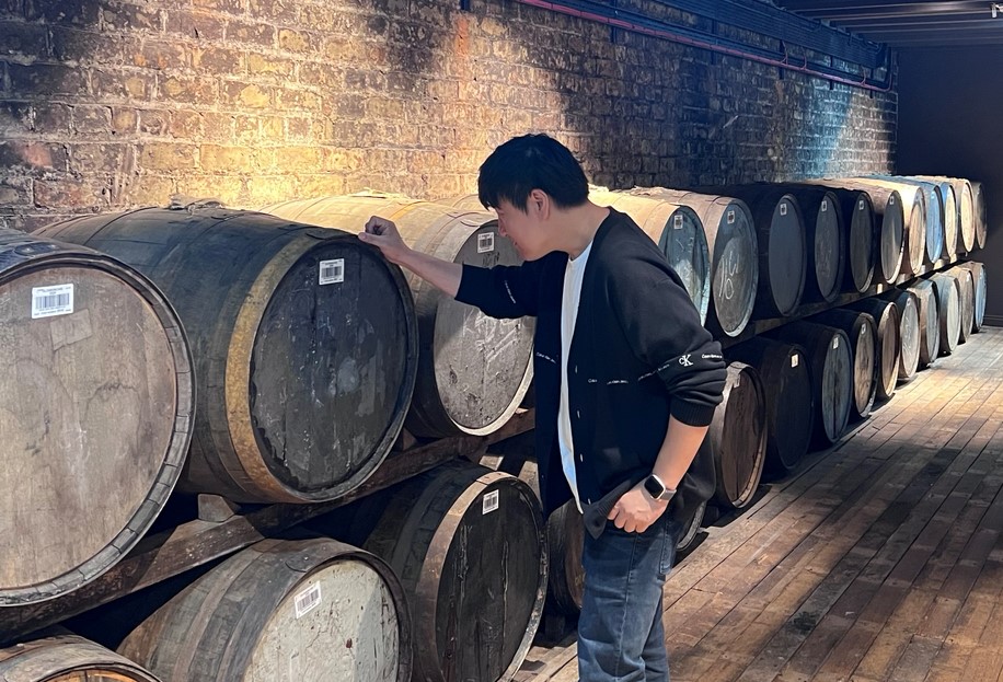 스코틀랜드 현지에서 캐스크를 살펴보고 있는 김웅 롯데마트 주류팀장. (사진=롯데마트 제공)