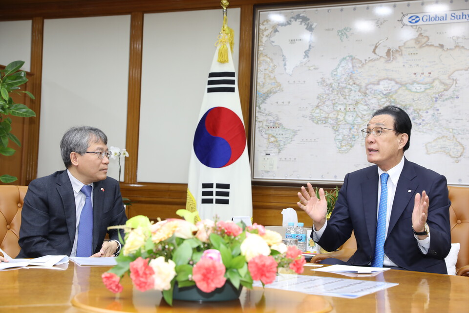 2. 노동진 수협중앙회장(사진 가장 가운데)은 19일 응우엔 주한 베트남 대사(사진 왼쪽에서 네번째) 및 관계자들과 만나 베트남 선원 도입 등 양국 수산분야 협력 방안에 대해 이야기 하고 있다.(사진=제공)