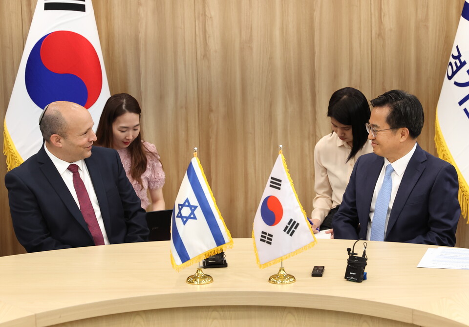 19일 오후 경기도청 집무실에서 김동연 도지사(오른쪽)가 나프탈리 베네트 전 이스라엘총리(왼쪽)를 만나 면담을 하고 있다. (사진=경기도 제공)