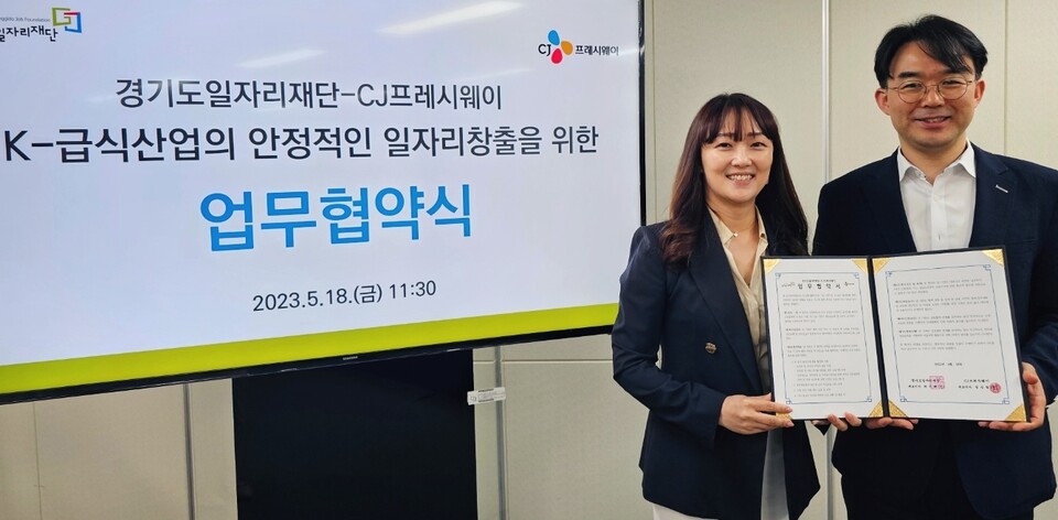 관계자들이 기념촬영을 하고 있다. (사진=경기도 제공)