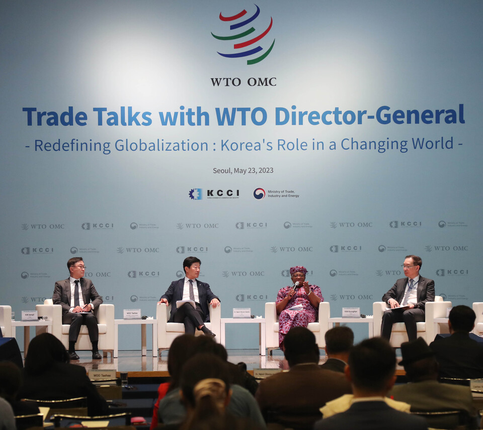 응고지 오콘조-이웰라(Ngozi Okonjo-Iweala) 세계무역기구(World Trade Organization) 사무총장(오른쪽 두번째)이 패털토론을 하고 있다. (사진=대한상의 제공)
