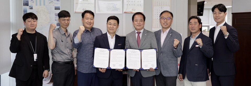 한전KDN과 미래전자간 수소에너지ICT분야 협약식에서 유승규 한전KDN 탄소중립처장, 정승원 미래전자 대표이사(오른쪽에서 네 번째와 다섯 번째) 등이 기념촬영을 하고 있다. (사진=한전KDN 제공)