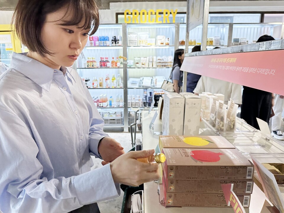 29일(월) 롯데백화점이 서울시 강남구에 위치한 '윤현상재'에서 진행하는 '시시호시 로컬 익스프레스' 팝업에서 상품을 살펴보는 고객 모습(사진=제공)